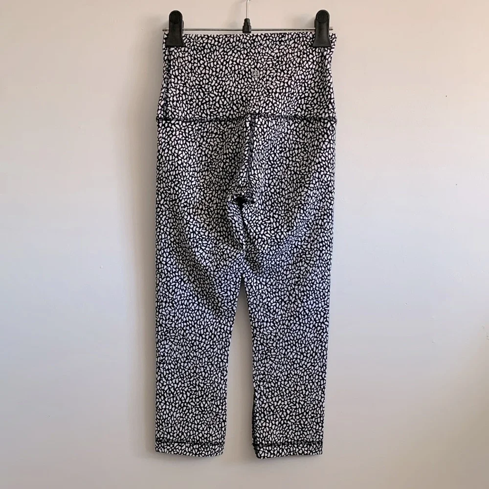 Lululemon women’s Wunder Under Crop Hi-Rise leggings In Miss Mosaic Black size 4 - Picture 4 of 5